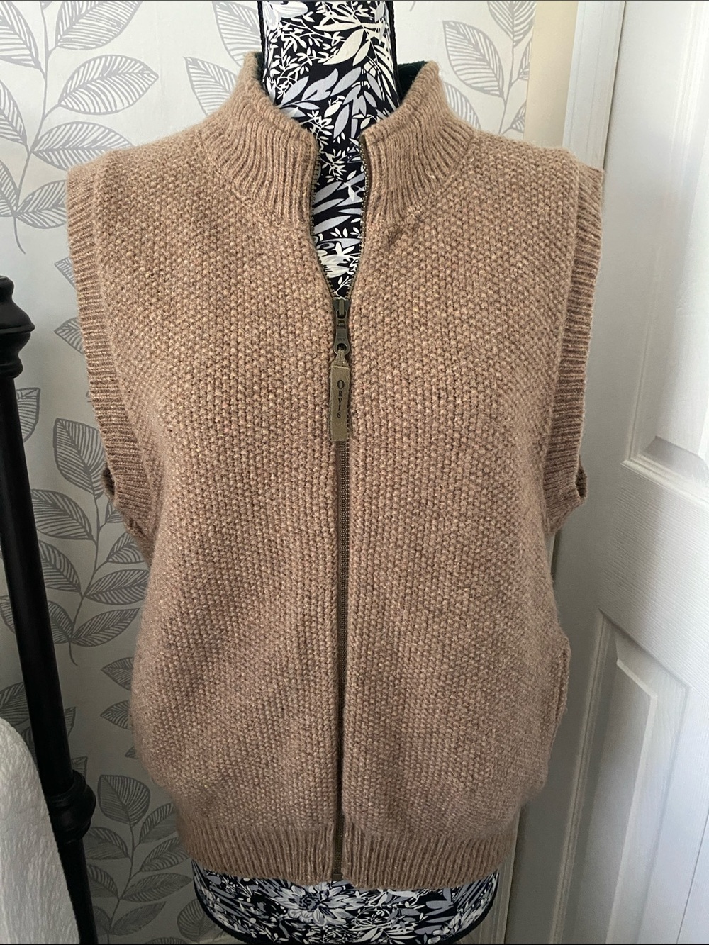 Men’s Orvis Taupe Brown V-Neck Sweater Vest in wool and nylon Size L